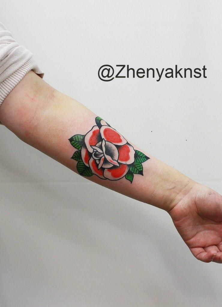 Художественная татуировка "Роза". Начинающий мастер Евгений Константинов.