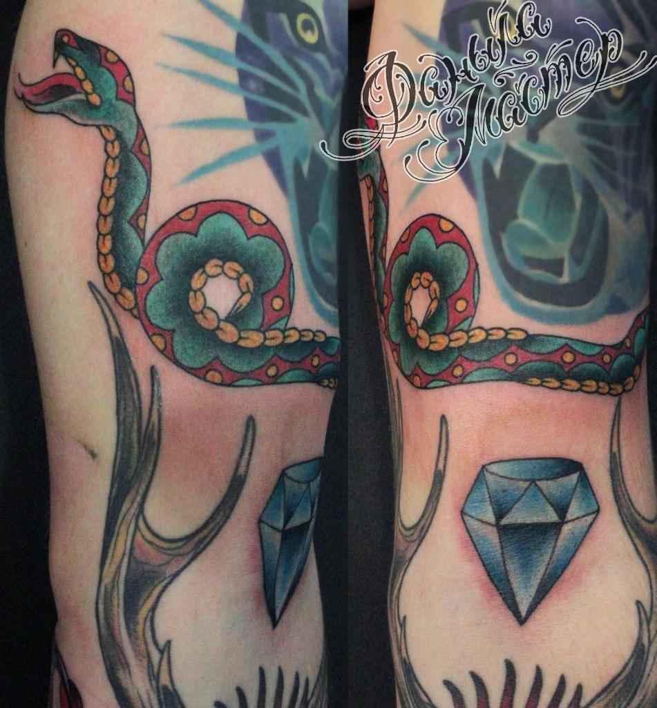 Художественная татуировка "Змея и бриллиант" от Данилы-Мастера