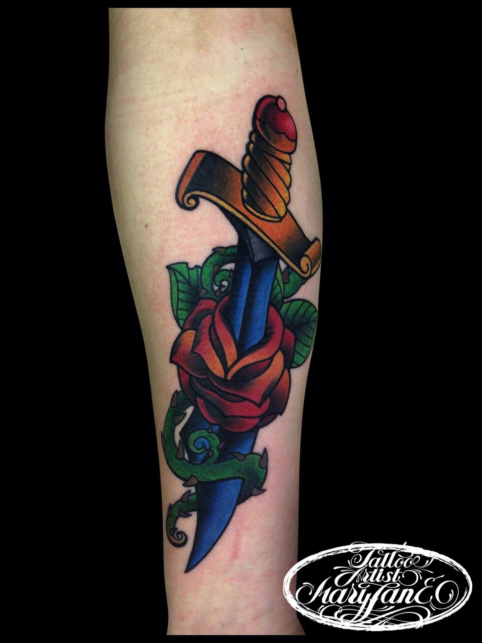 Художественная татуировка "Кинжал с розой". Мастер Мадина Mary Jane.