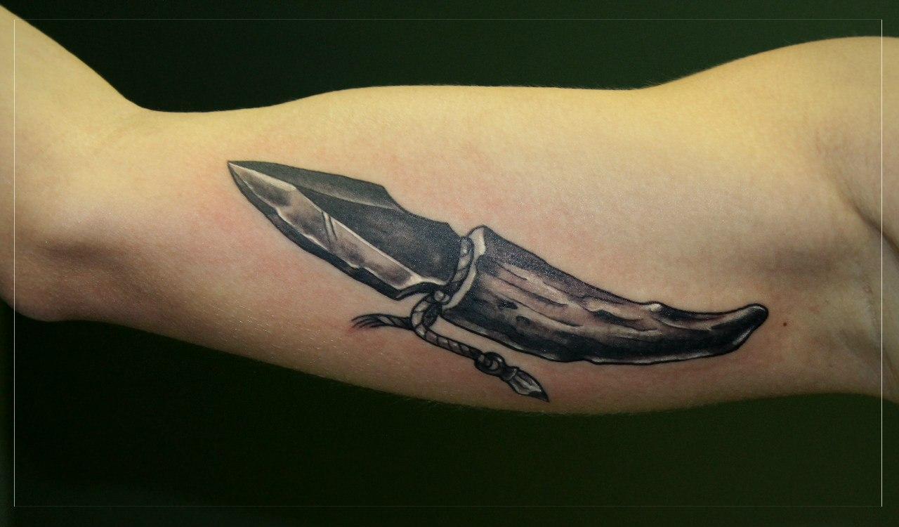 Художественная татуировка "Нож". Мастер Мария Скляр.