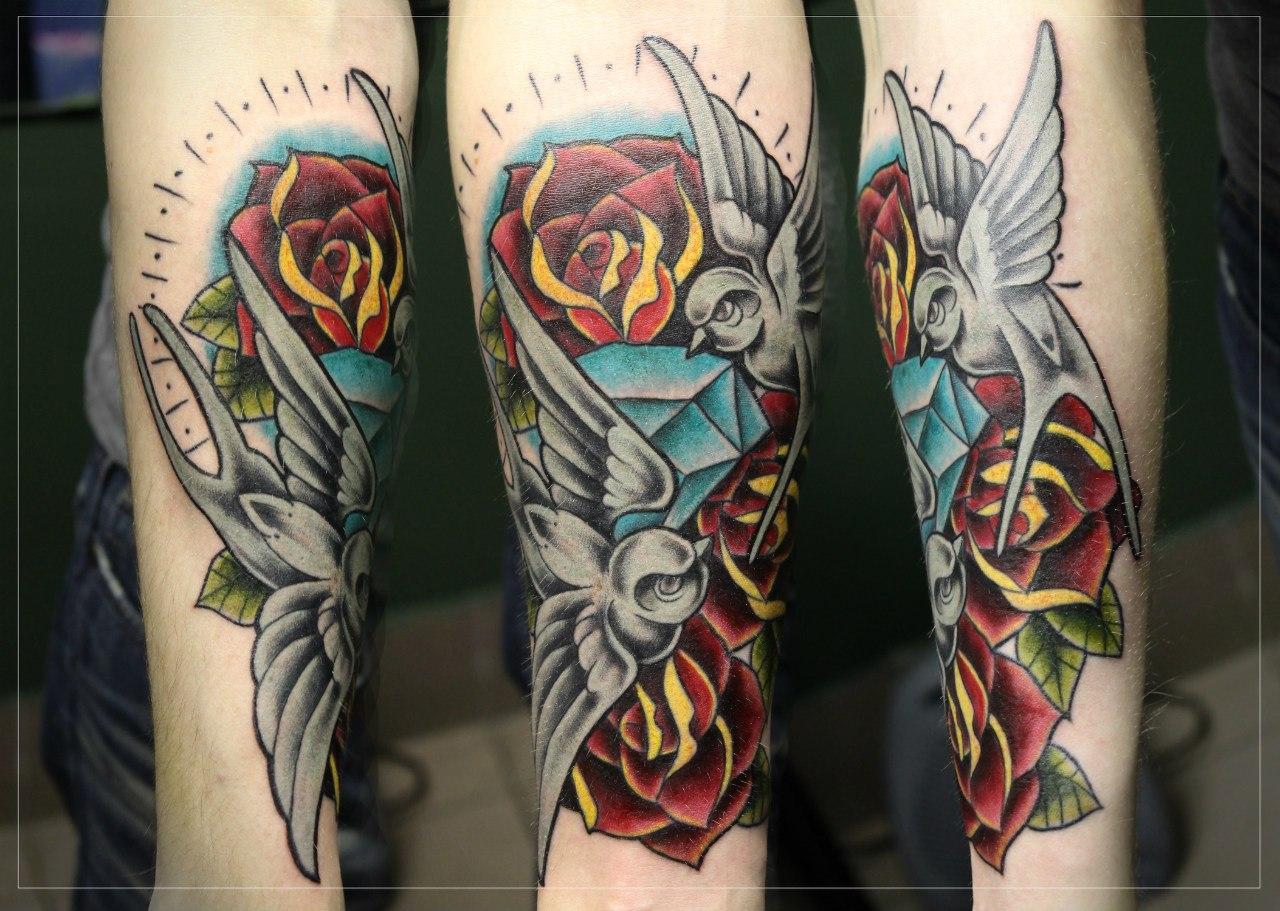 Художественная татуировка "Ласточки и розы". Мастер Мария Скляр.