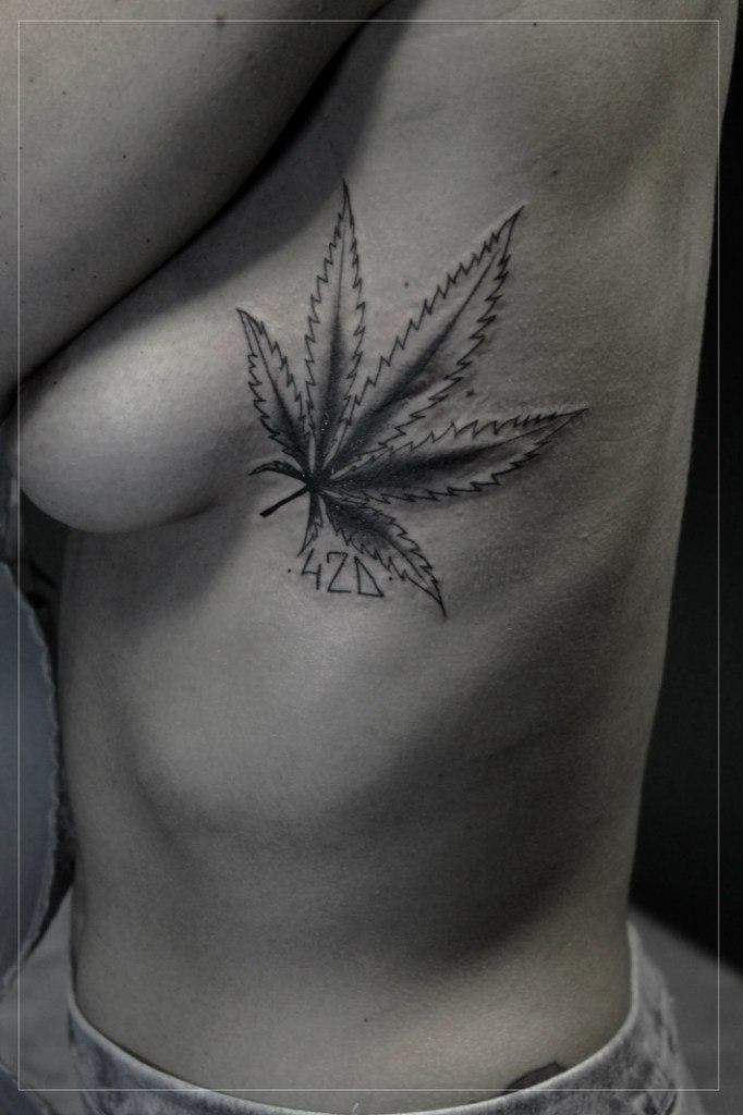 Художественная парная татуировка "420". Мастер Мария Скляр.