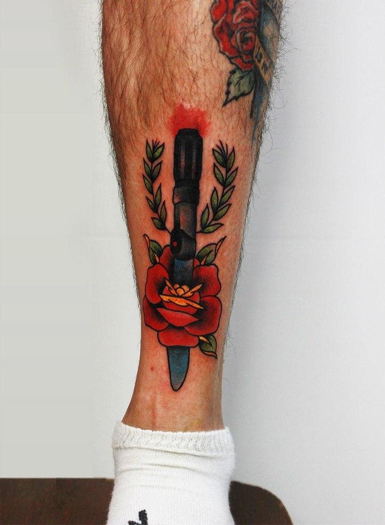 Художественная татуировка "Нож с розой". Мастер Евгений Константинов.