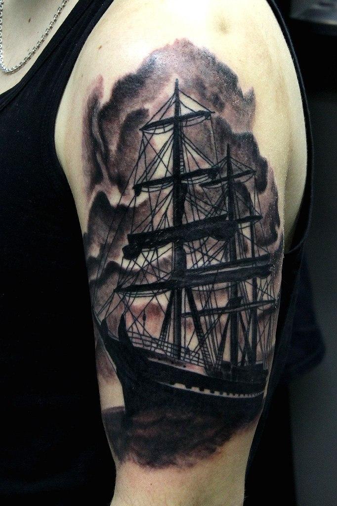 Художественная татуировка "Корабль" от мастера Нияза Фахриева.
