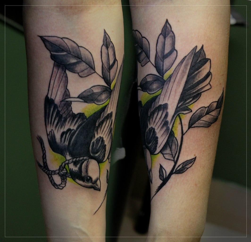 Художественная татуировка "Птица с петлей". Мастер Мария Скляр.