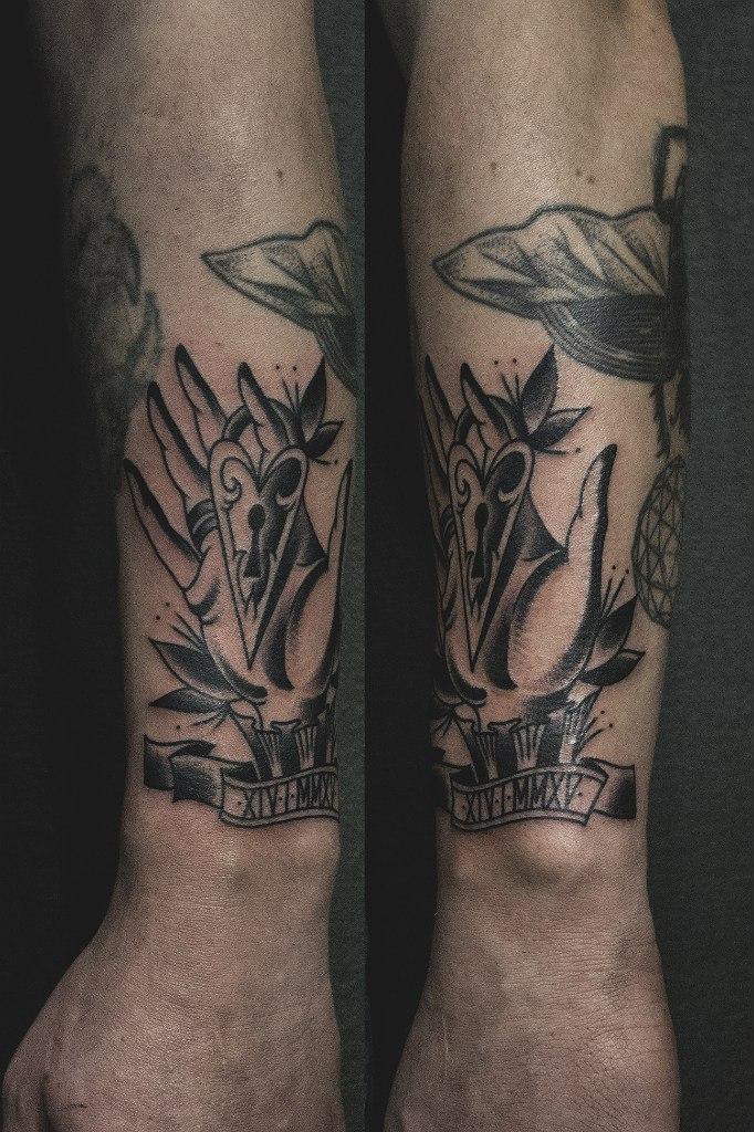 Художественная татуировка "Рука с замком" от Валеры Моргунова