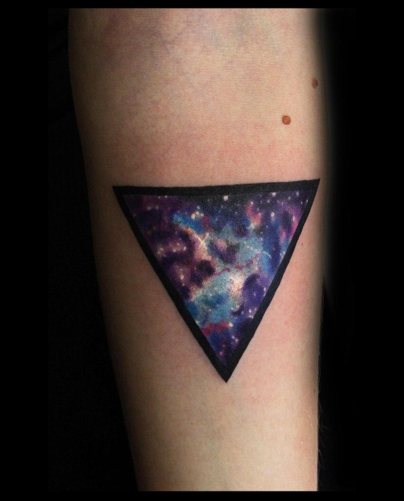 Художественная татуировка "Космос в треугольнике". Мастер Мария Скляр.