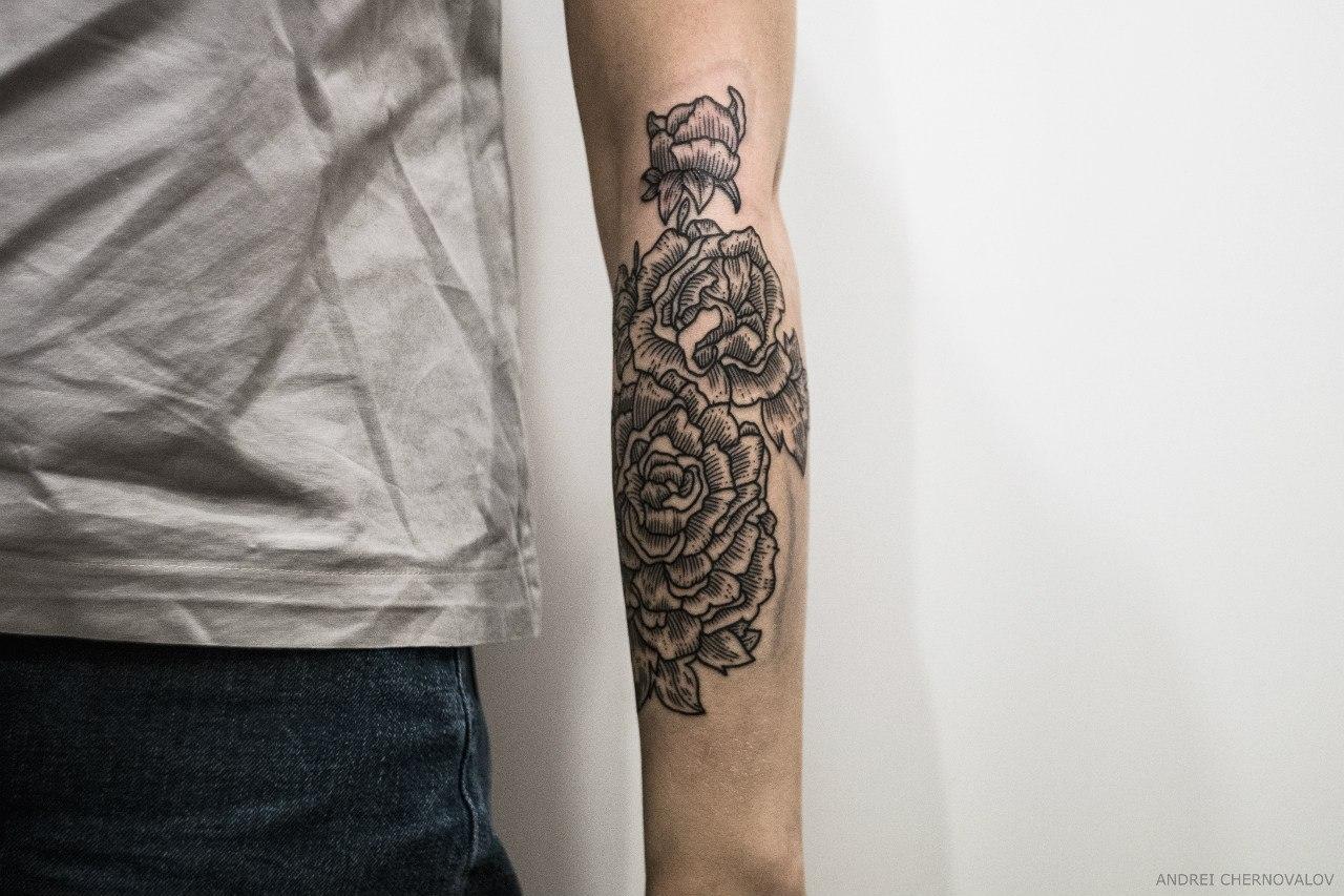 Художественная татуировка «Цветы». Мастер — Андрей Черновалов.