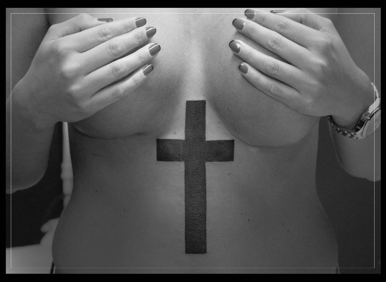 Художественная татуировка "Крест". Мастер Мария Скляр.