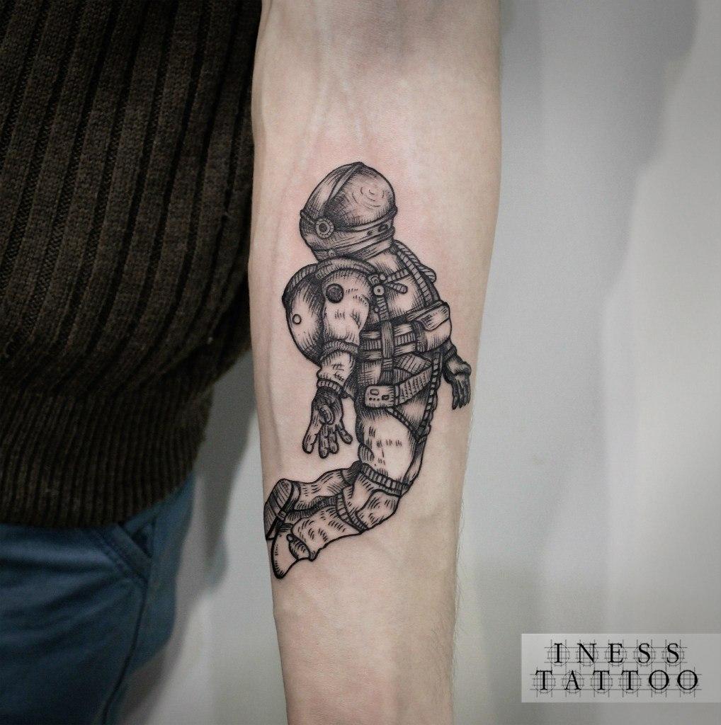 Художественная татуировка «Космонавт». Мастер — Инесса Кефир. Расположение — предплечье. Время работы — 2,5 часа. По эскизу клиента.