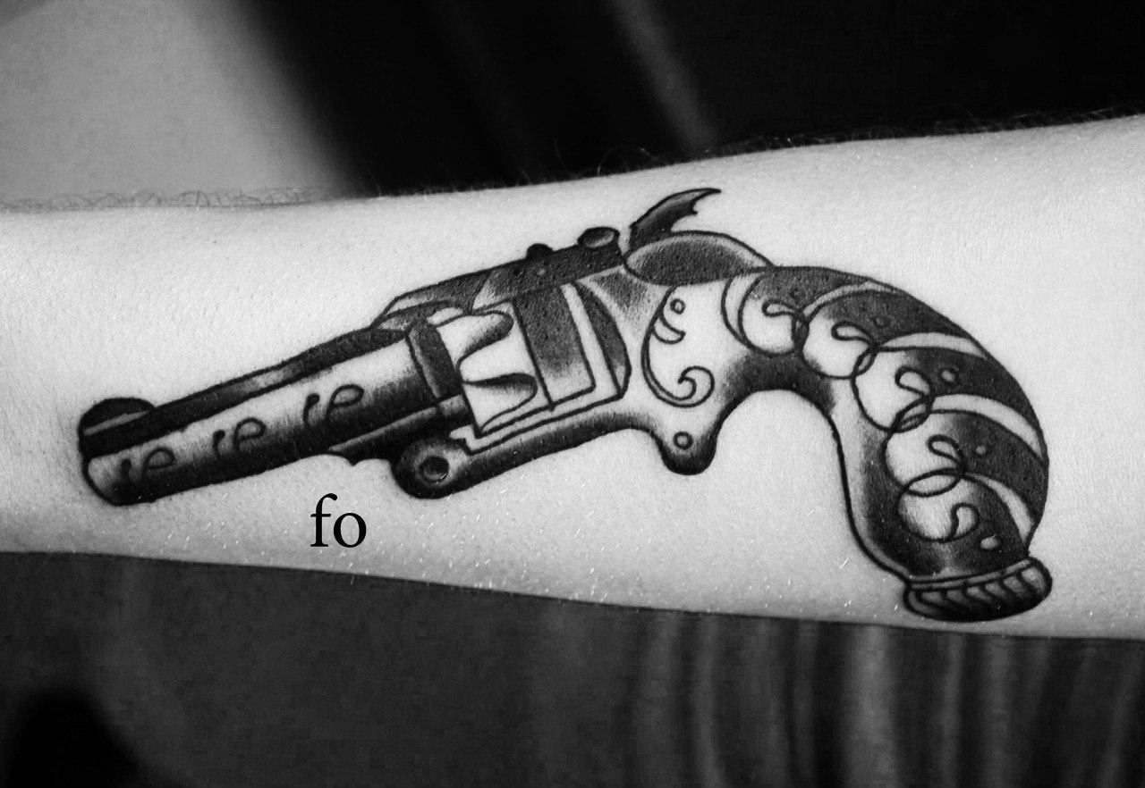 Художественная татуировка "Револьвер". Мастер Фоля Fo.