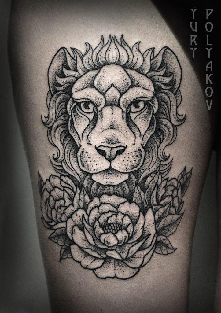 Художественная татуировка "Лев в розах" от Юрия Полякова