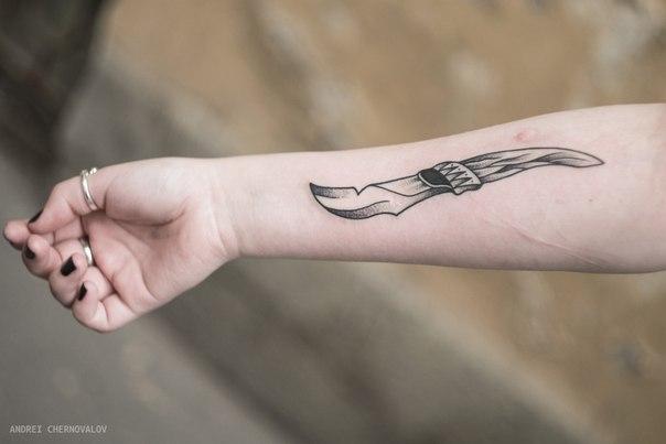 Художественная татуировка "Нож". Мастер Андрей Черновалов.