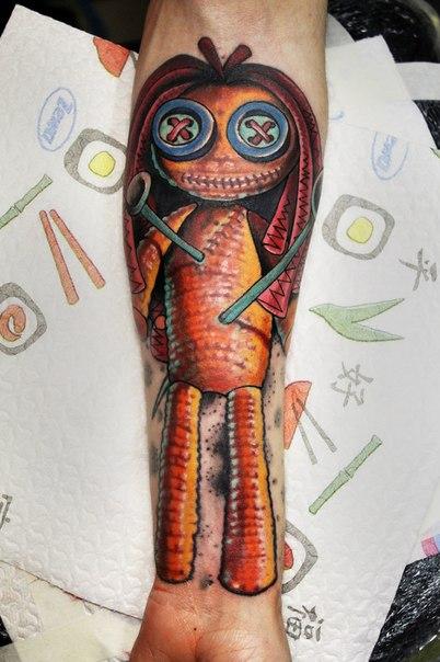 Художественная татуировка-перекрытие "Кукла вуду". Мастер Нияз Фахриев.