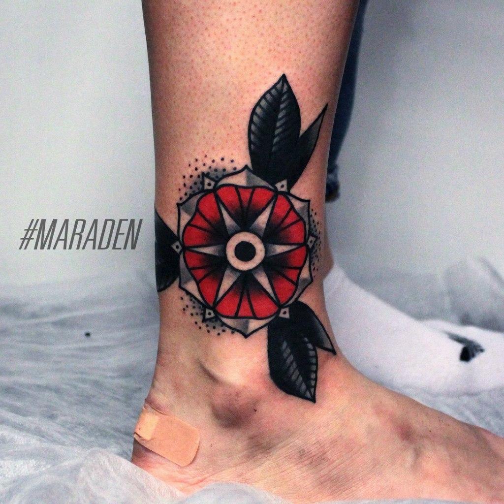 Художественная татуировка «Цветок». Мастер — Денис Марахин