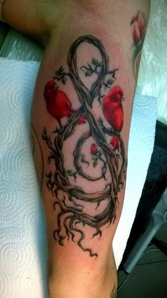 Художественная татуировка «Скрипичный ключ». Мастер — Анна Корь