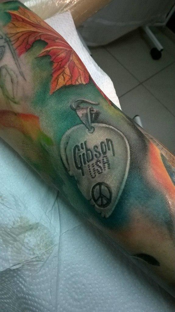 Художественная татуировка «Gibson». Мастер — Анна Корь