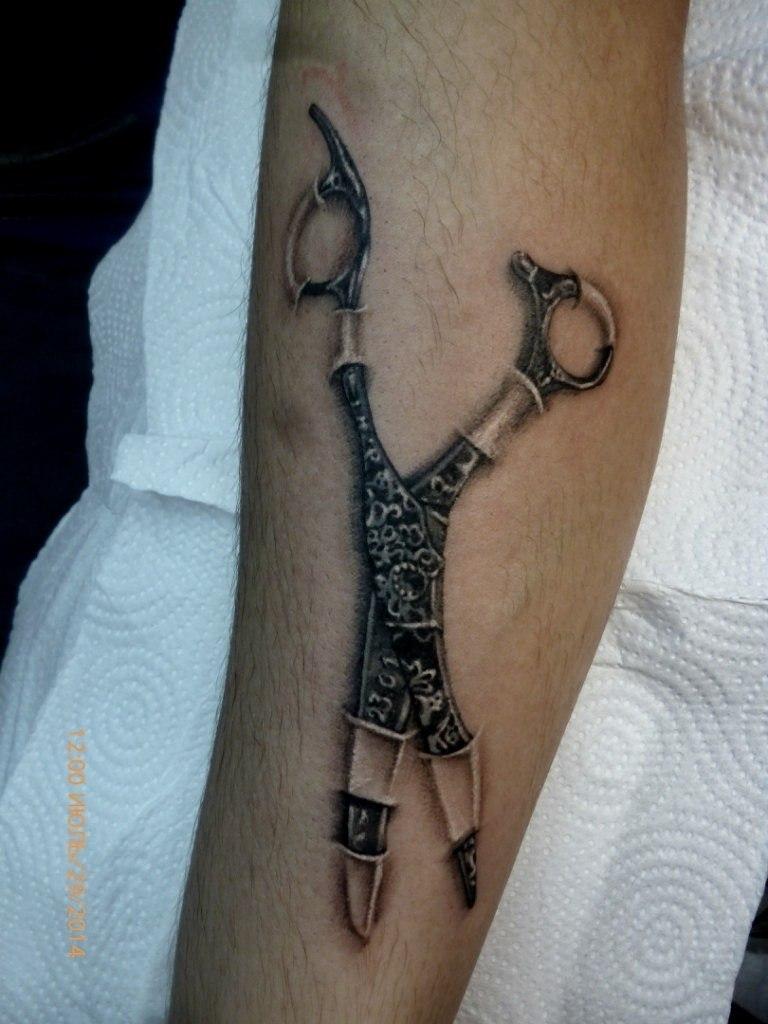 Художественная татуировка «Ножницы». Мастер — Анна Корь