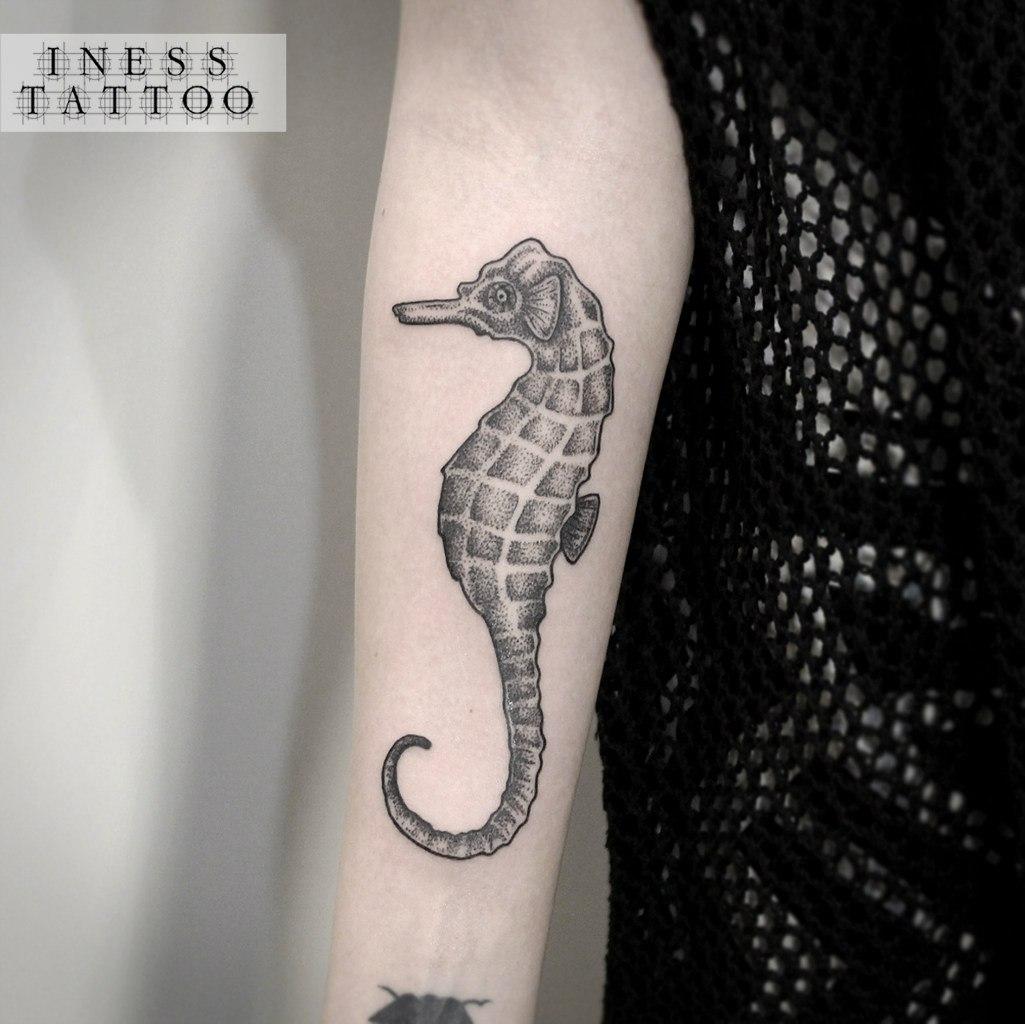 Художественная татуировка «Морской конек». Мастер — Инесса Кефир