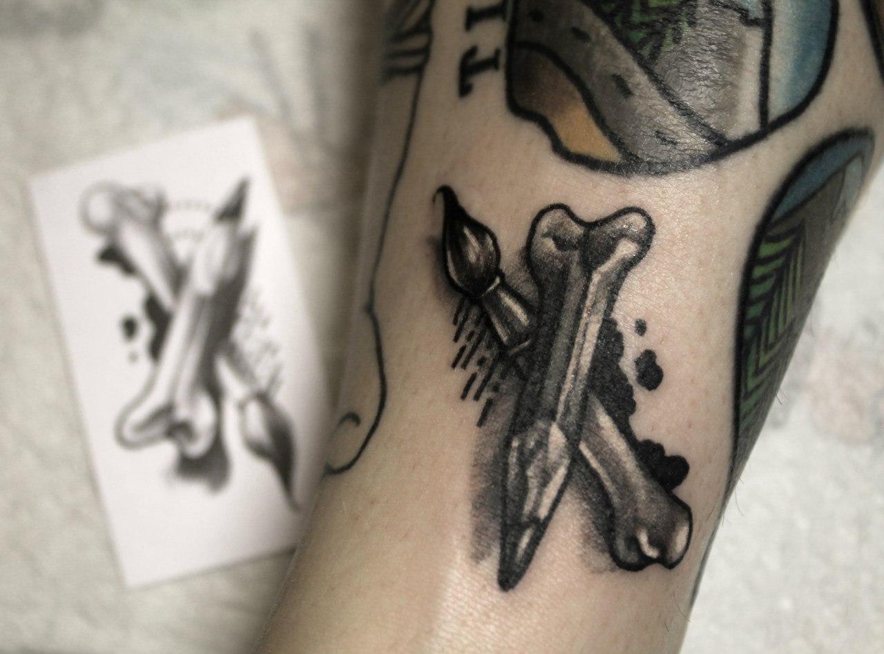 Художественная татуировка «Кисть и карандаш». Мастер — Анна Корь
