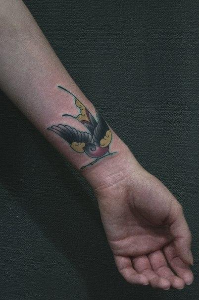 Художественная татуировка "Ласточка" от Валеры Моргунова