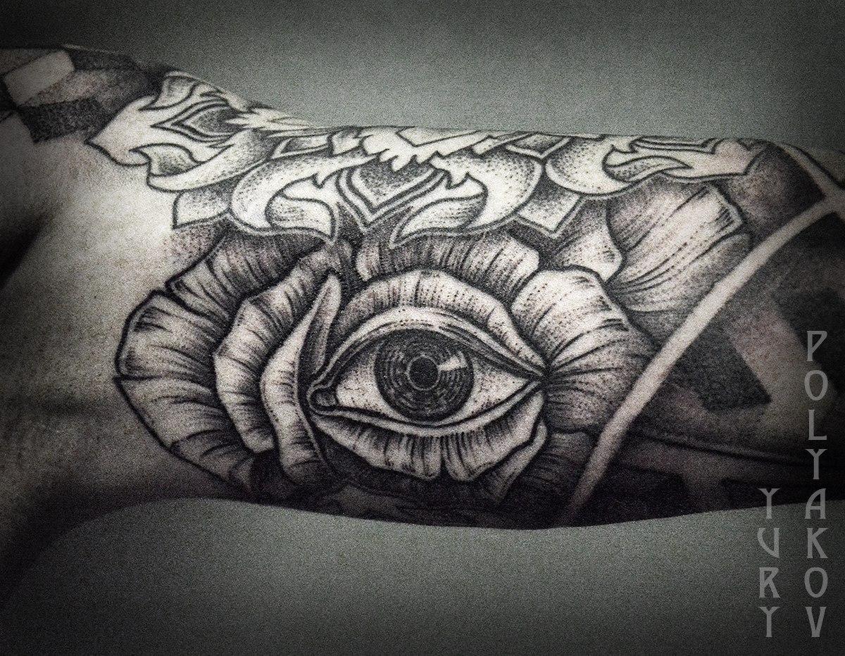 Художественная татуировка "Цветок с глазом" от Юрия Полякова