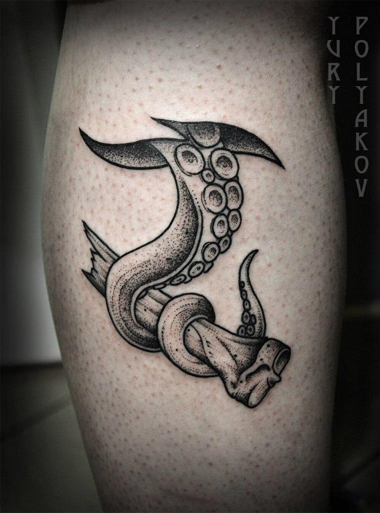 Художественная татуировка "Кость в щупальце" от Юрия Полякова