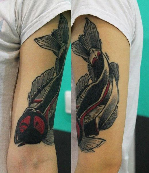 Художественная татуировка «Рыба». Мастер — Саша Новик. Расположение — плечо. Перекрытие старой татуировки. Время работы — 4 часа. По своему эскизу