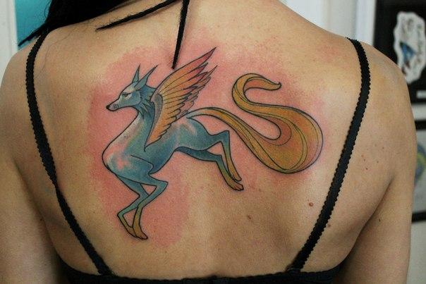 Художественная татуировка «Мифическое существо». Мастер — Саша Новик. Расположение — спина. Время работы — 4 часа. По своему эскизу