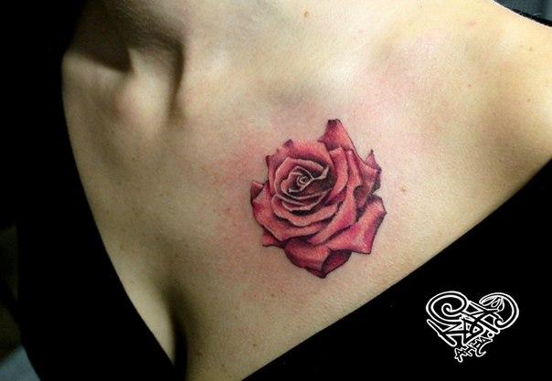 Художественная татуировка «Роза». Мастер — Анна Корь. Расположение — ключица. Время работы — 1,5 часа. По эскизу клиента