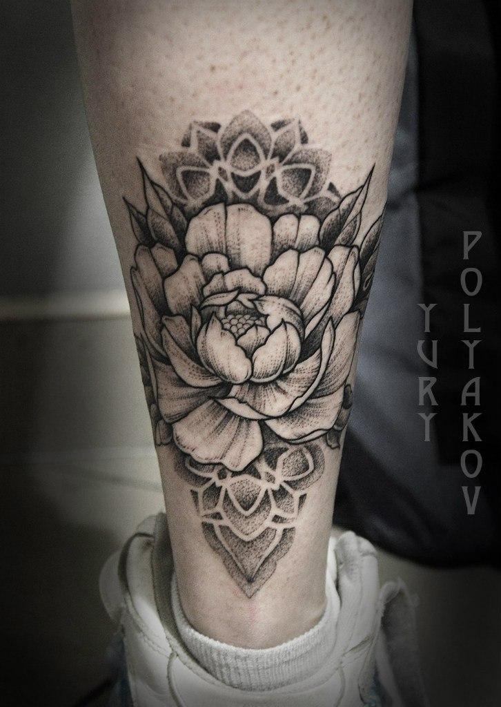 Художественная татуировка "Пион" от Юрия Полякова.