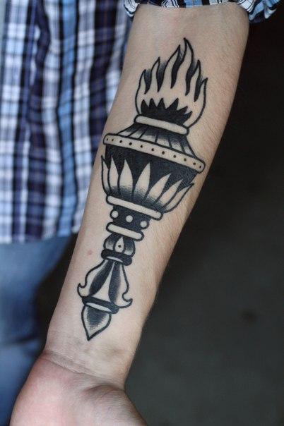 Художественная татуировка "Факел" от Александра Бахаревича