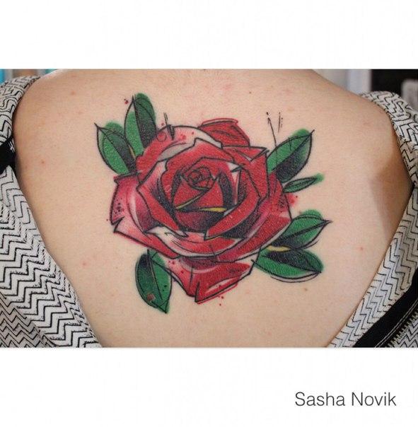 Художественная татуировка «Роза». Мастер — Саша Новик. Расположение — спина. Время работы — 3 часа. По своему эскизу