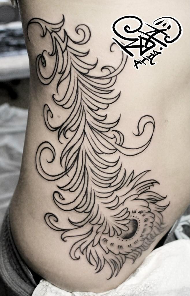 Художественная татуировка «Перо». Мастер — Анна Корь. Расположение — бок. Время работы — 1 час. Первый сеанс. По своему эскизу