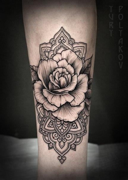 Художественная татуировка "Роза" от Юрия Полякова.