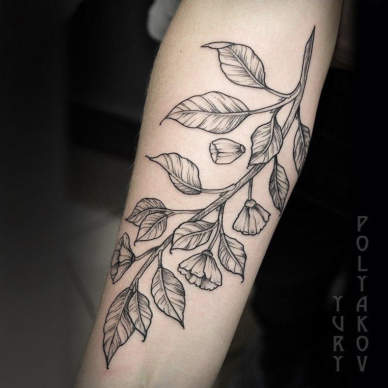 Художественная татуировка "Ветка с цветами" от Юрия Полякова