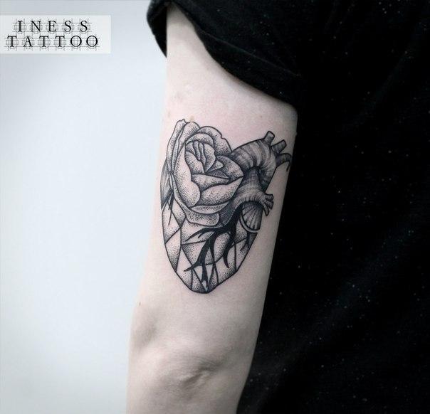 Художественная татуировка «Сердце с цветком». Мастер — Инесса Кефир. Расположение — плечо. Время работы — 3 часа. По своему эскизу