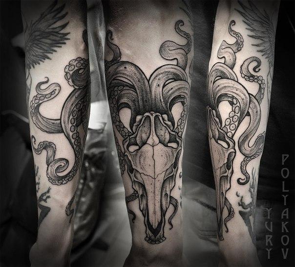 Художественная татуировка "Череп с щупальцами" от Юрия Полякова.