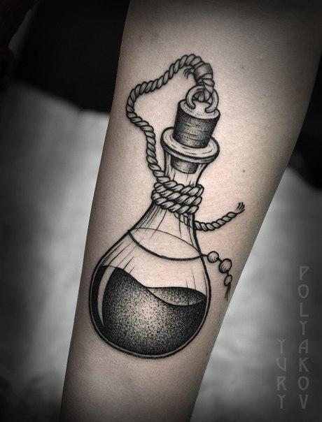 Художественная татуировка "Бутылка" от Юрия Полякова.