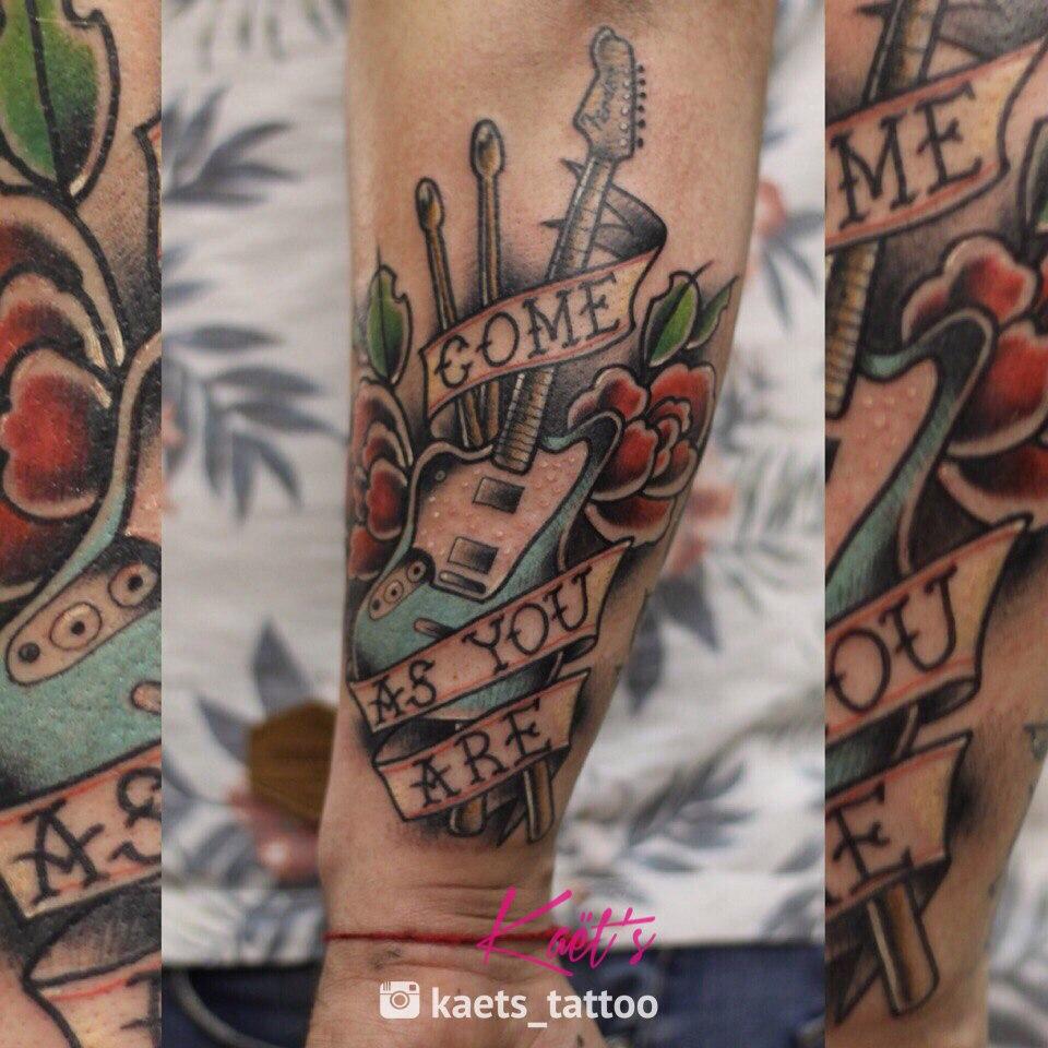 Татуировка "Nirvana Fan" с изображением гитары Курта Кобейна и названием песни "Come as you are", выполнена мастером художественной татуировки Ильёй Берёзой.