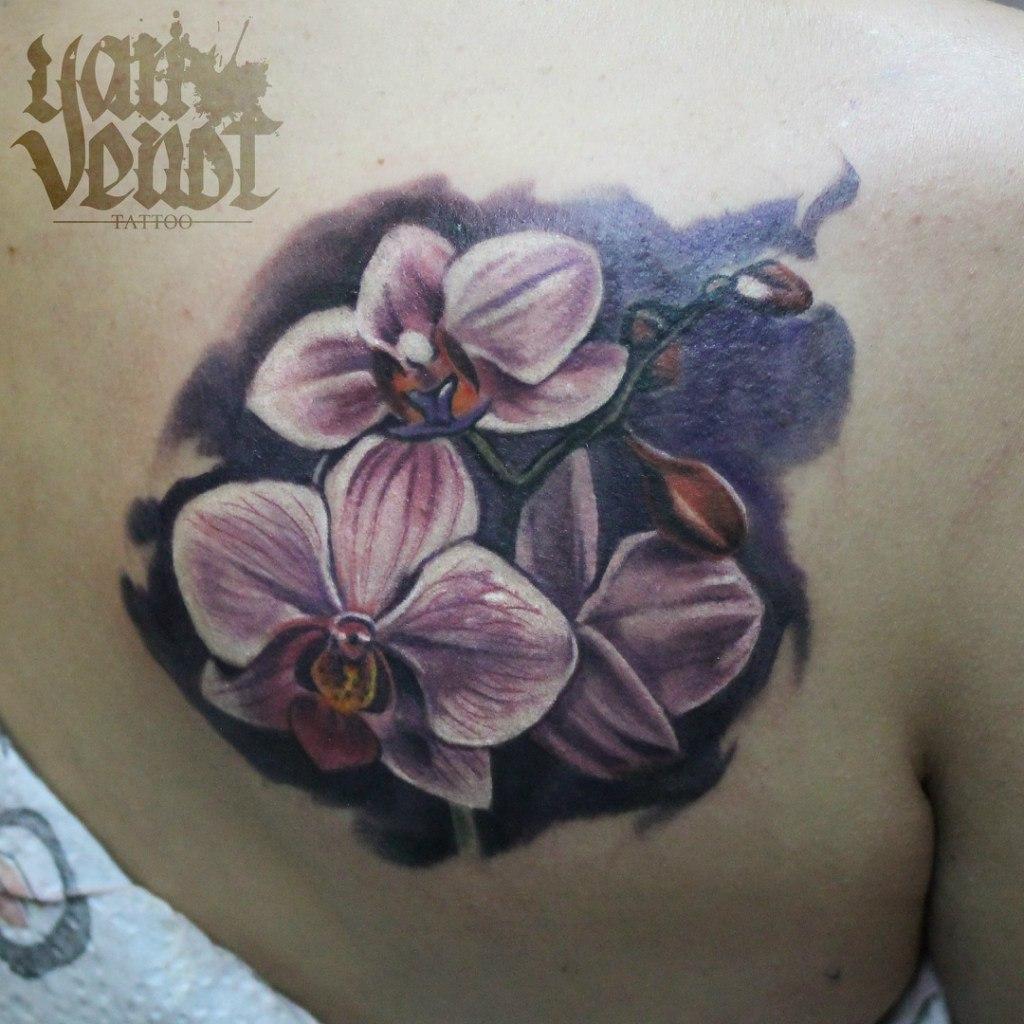 Художественная татуировка "Цветы". Мастер Ян Енот.