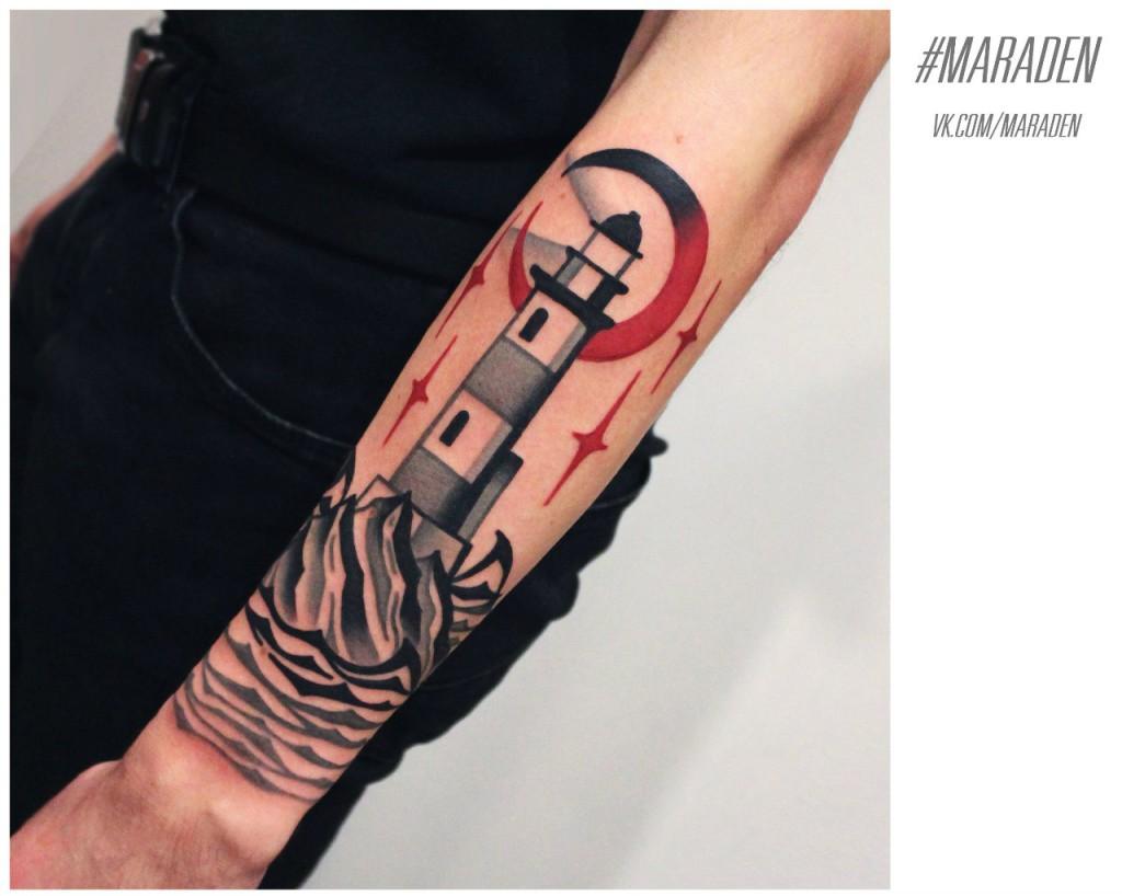 Художественная татуировка «Маяк». Мастер — Денис Марахин. Расположение — предплечье. По собственному эскизу.