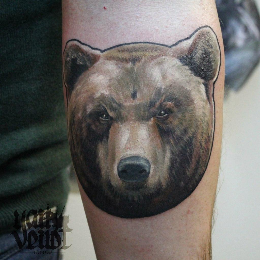 Художественная татуировка "Медведь". Мастер Ян Енот.
