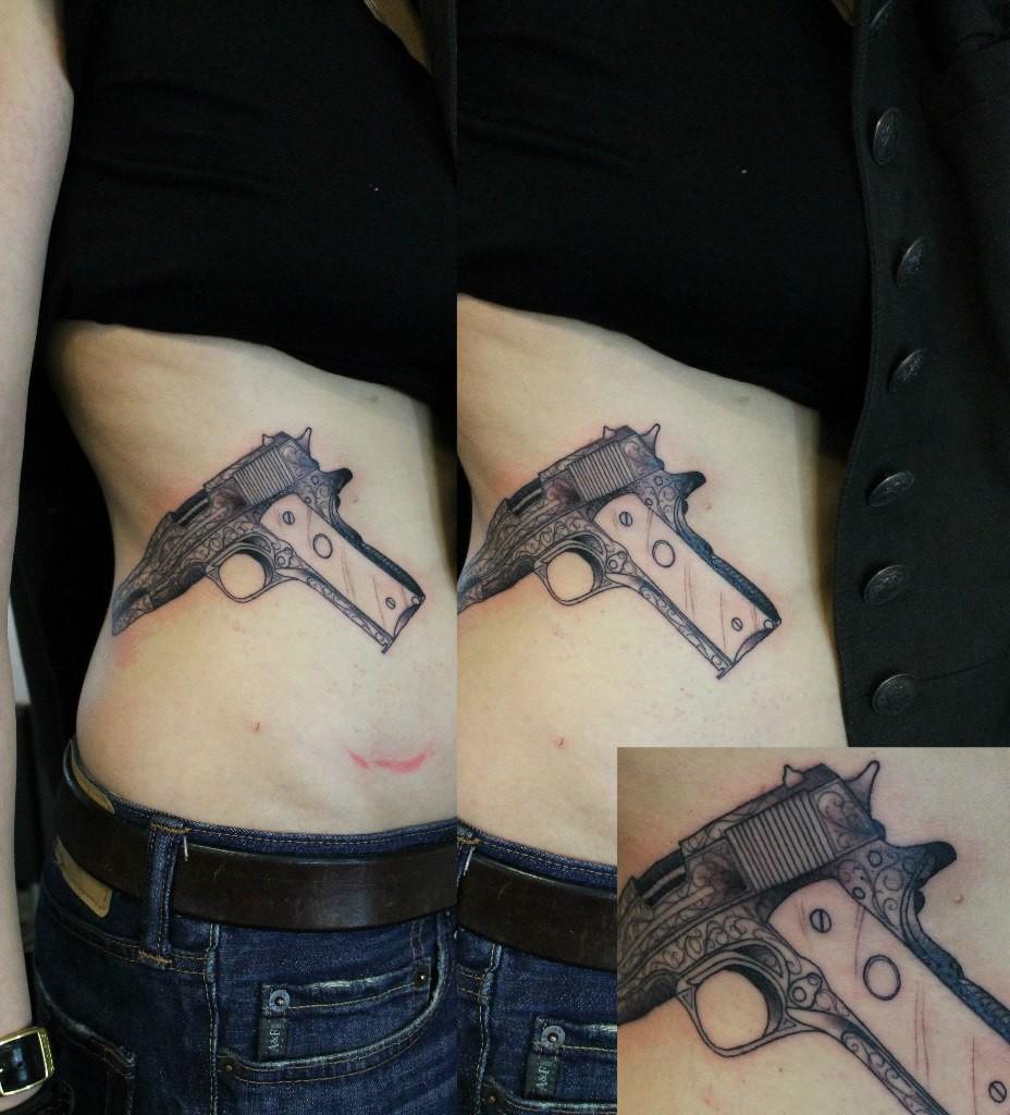 Художественная татуировка «Пистолет» Мастер — Саша Новик. Расположение — бок. Время работы — 4 часа. По идее клиента