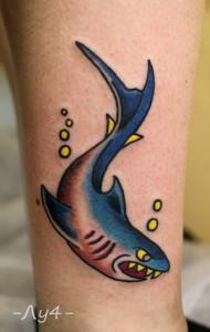 Художественная татуировка «Акула». Выполнена начинающим мастером Катей Лучниковой по флэшу Sailor Jerry. Место расположение: голень.