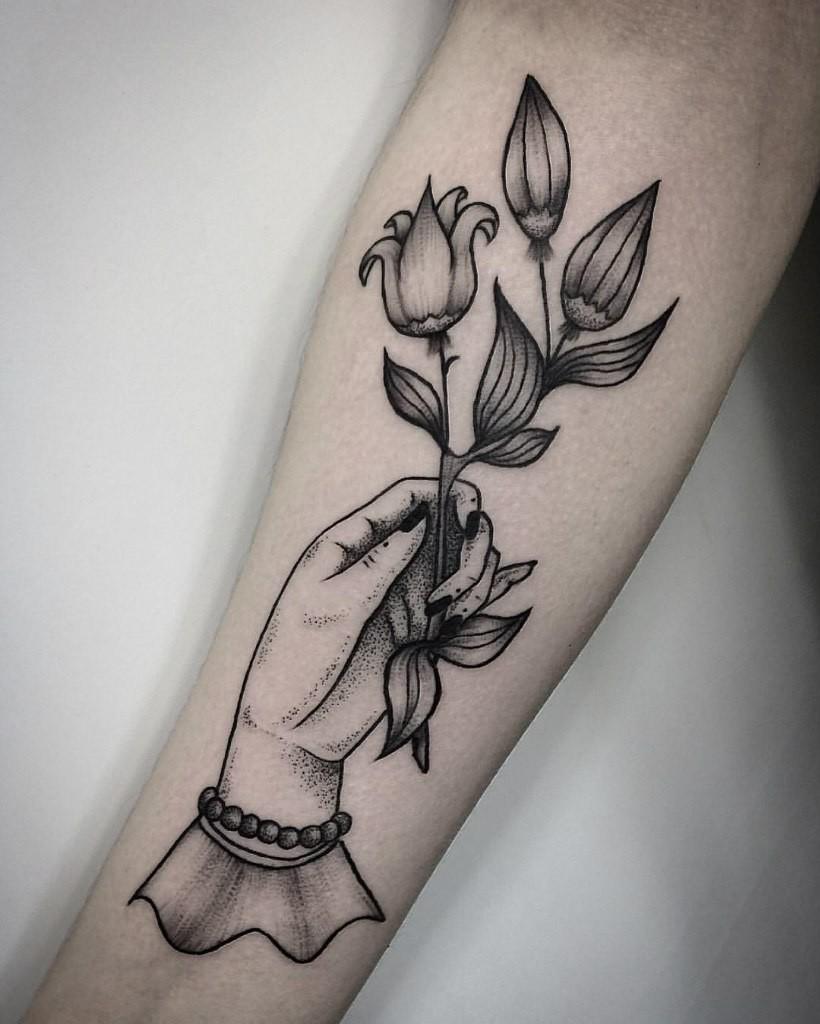 Татуировка "рука с цветами" выполнена в стиле line-work мастером художественной татуировки Лилей Золотухиной.