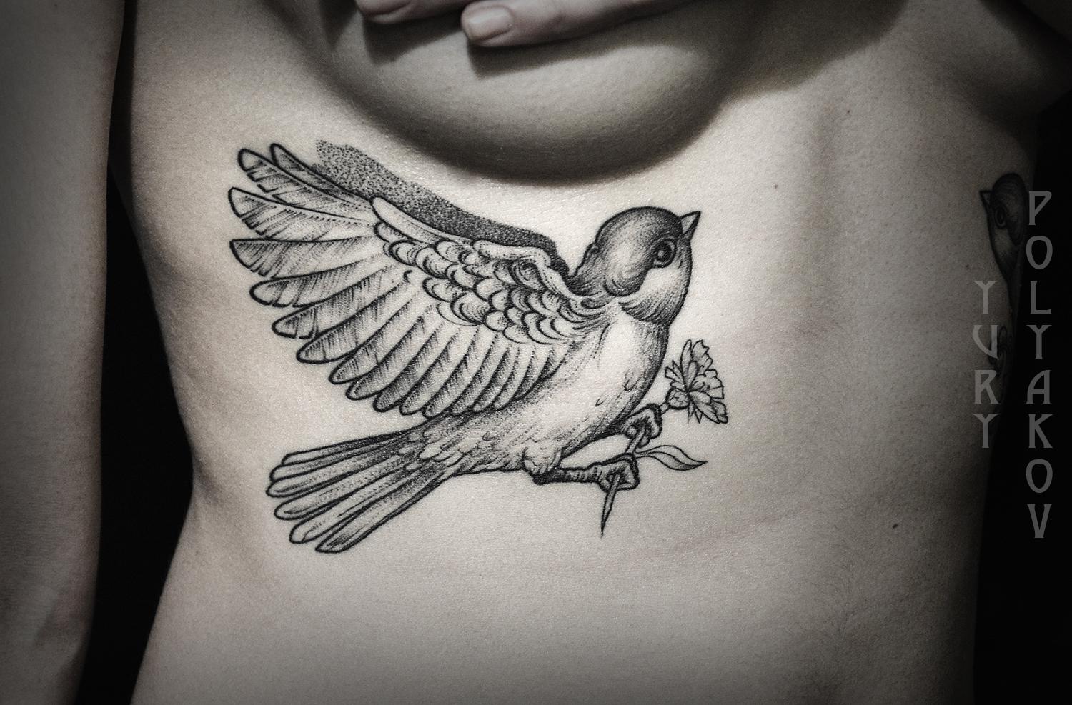 Художественная татуировка "Птица с васильком" от Юрия Полякова