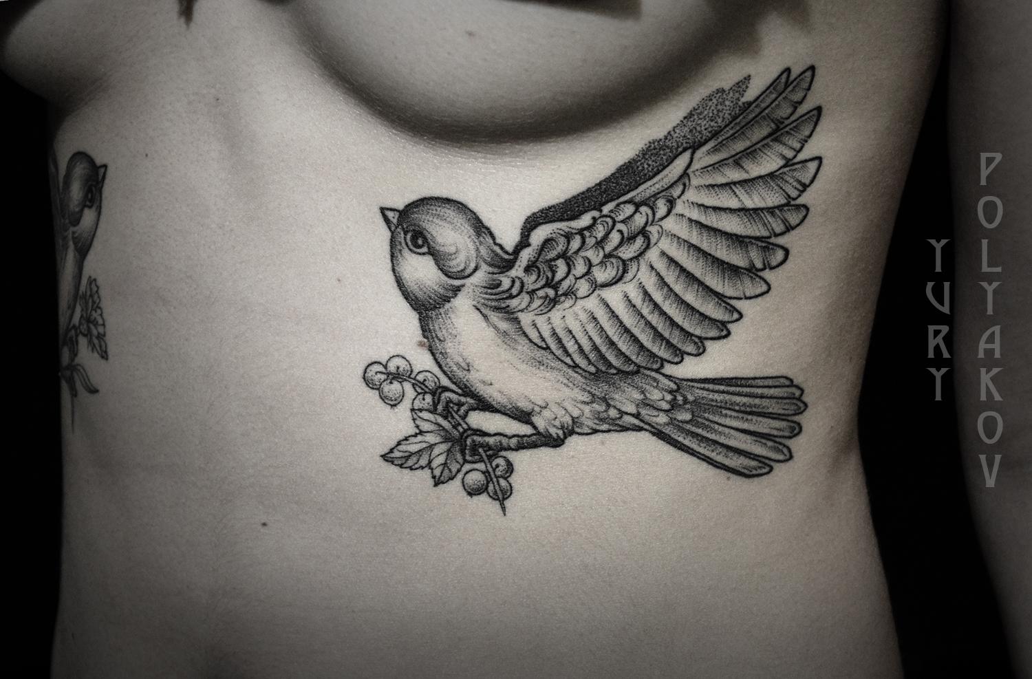 Художественная татуировка "Птица со смородиной" от Юрия Полякова