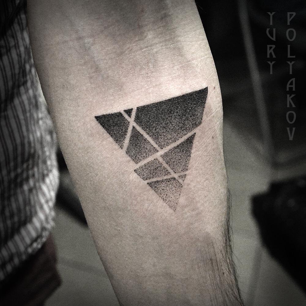 Художественная татуировка "Треугольник" от Юрия Полякова