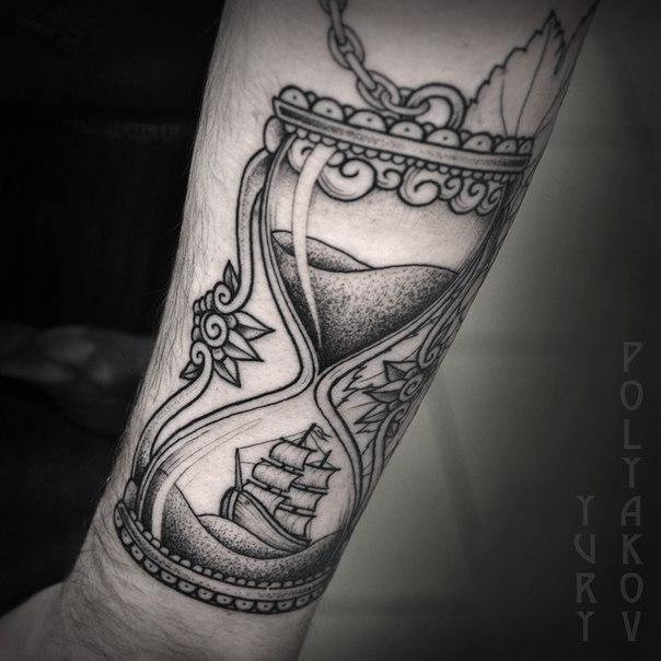 Художественная татуировка "Песочные часы" от Юрия Полякова.